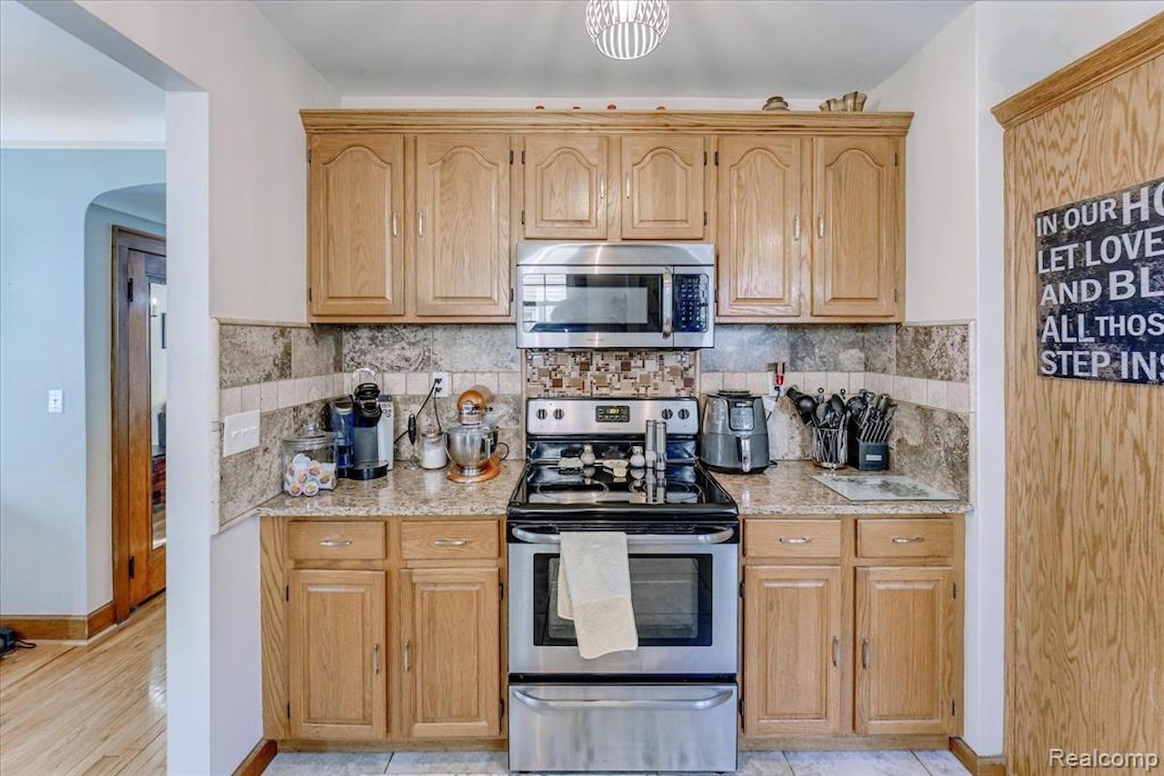 203 6th St in Fenton, MI Photo 16