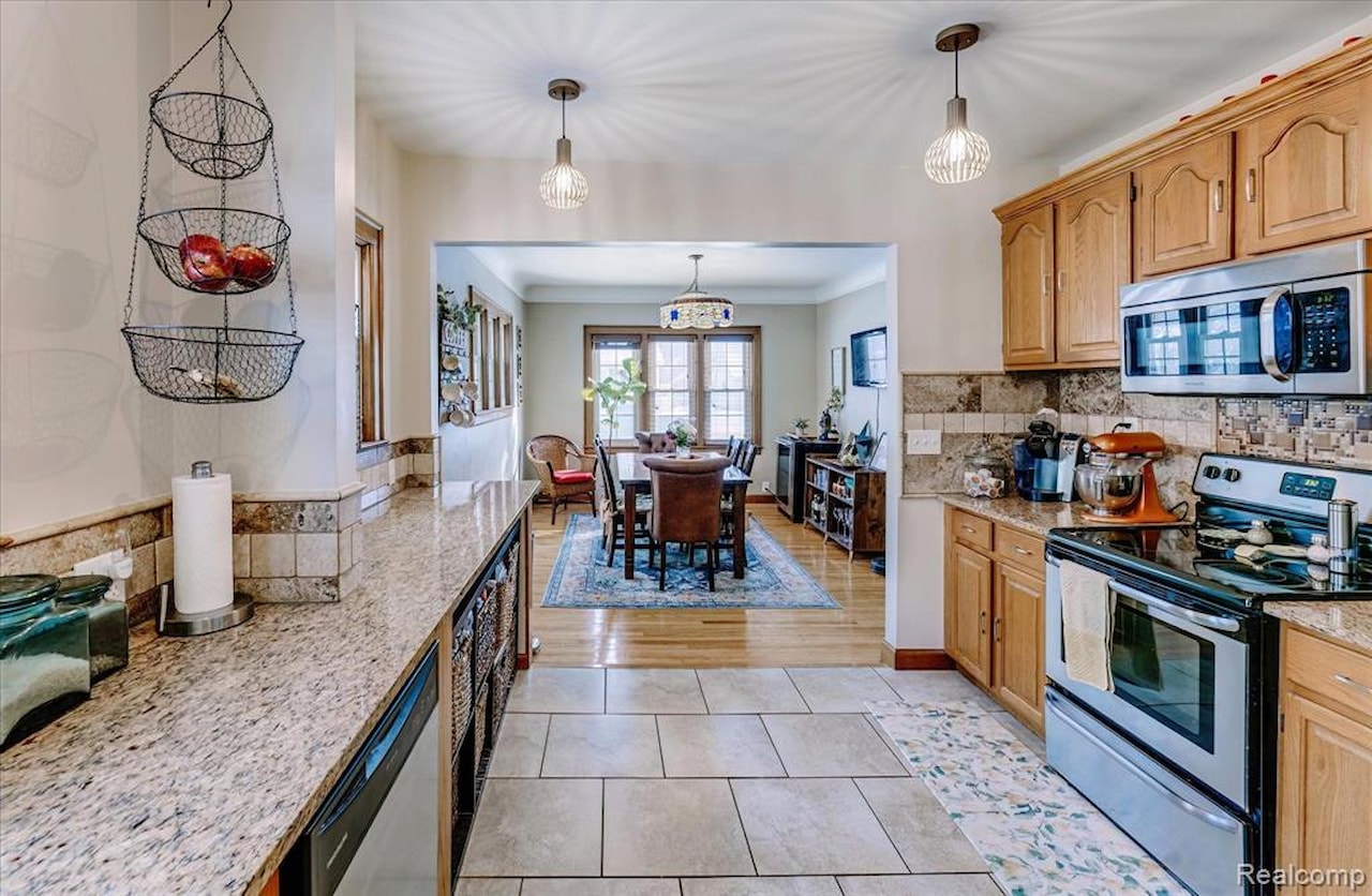 203 6th St in Fenton, MI Photo 18