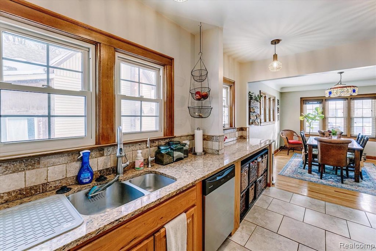 203 6th St in Fenton, MI Photo 19