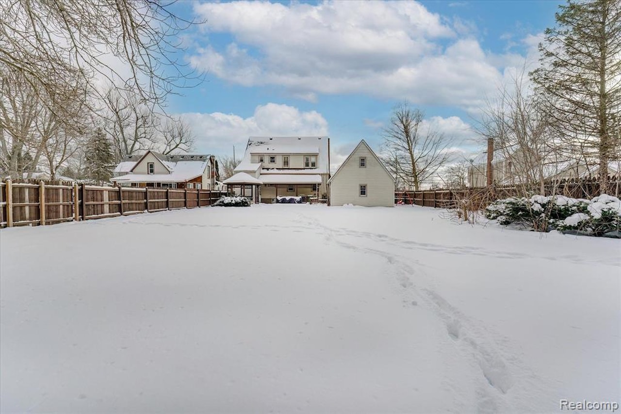 203 6th St in Fenton, MI Photo 55