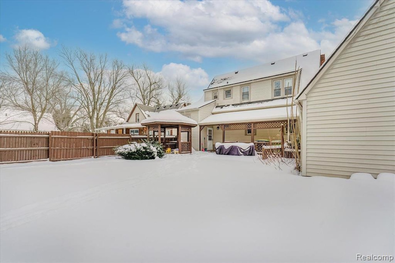 203 6th St in Fenton, MI Photo 57