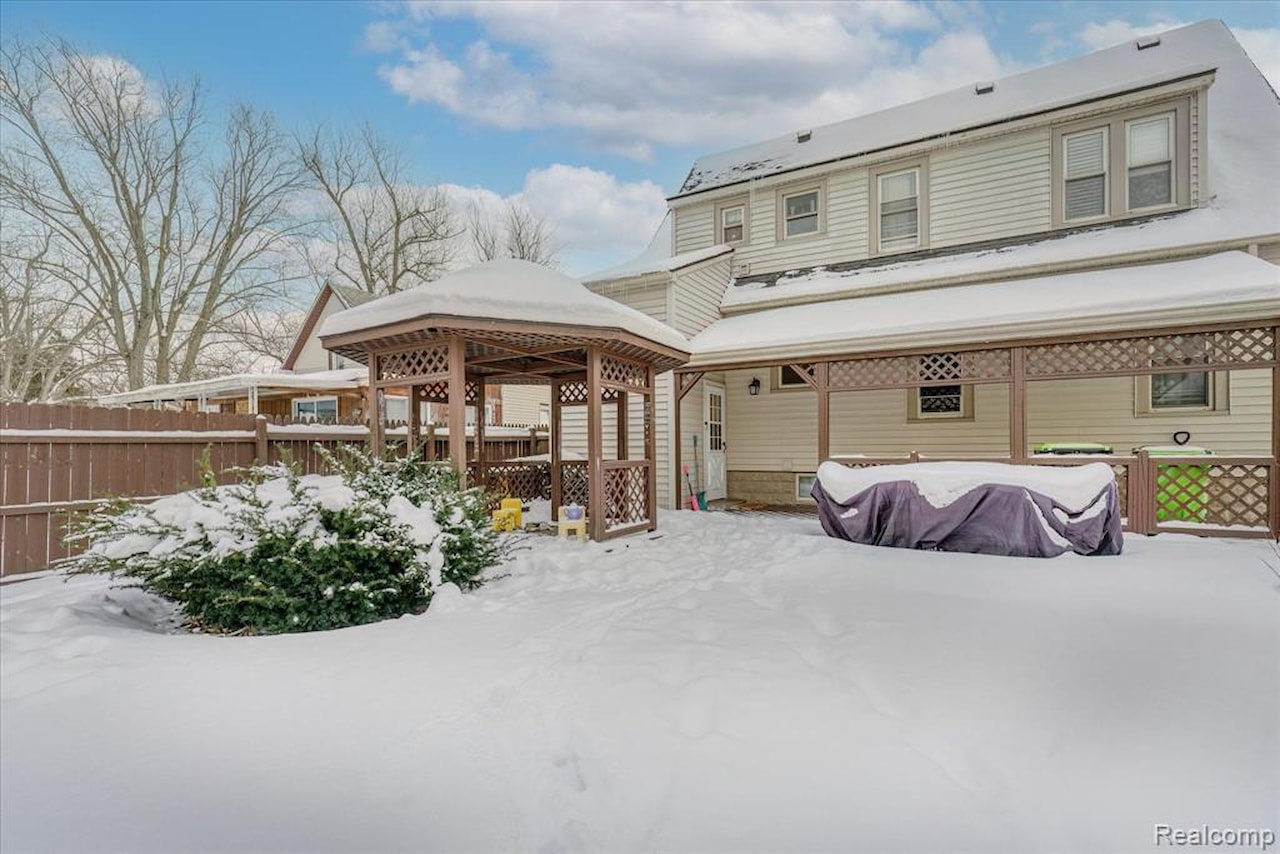 203 6th St in Fenton, MI Photo 58