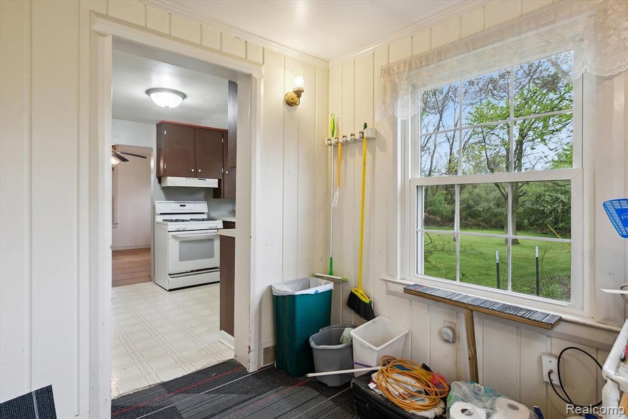 260 S Dexter  St in Pinckney Vlg, MI Photo 44