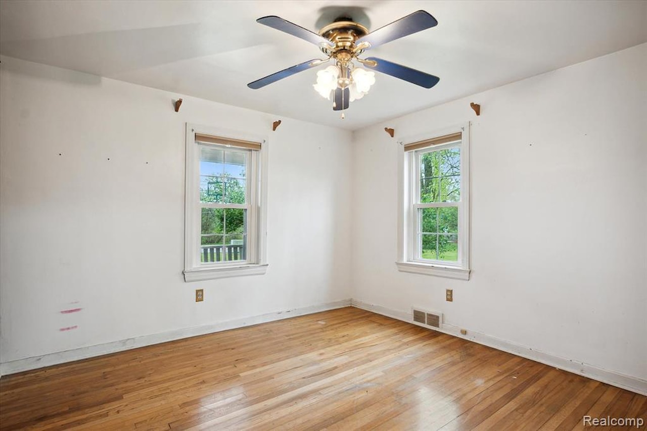 260 S Dexter  St in Pinckney Vlg, MI Photo 48