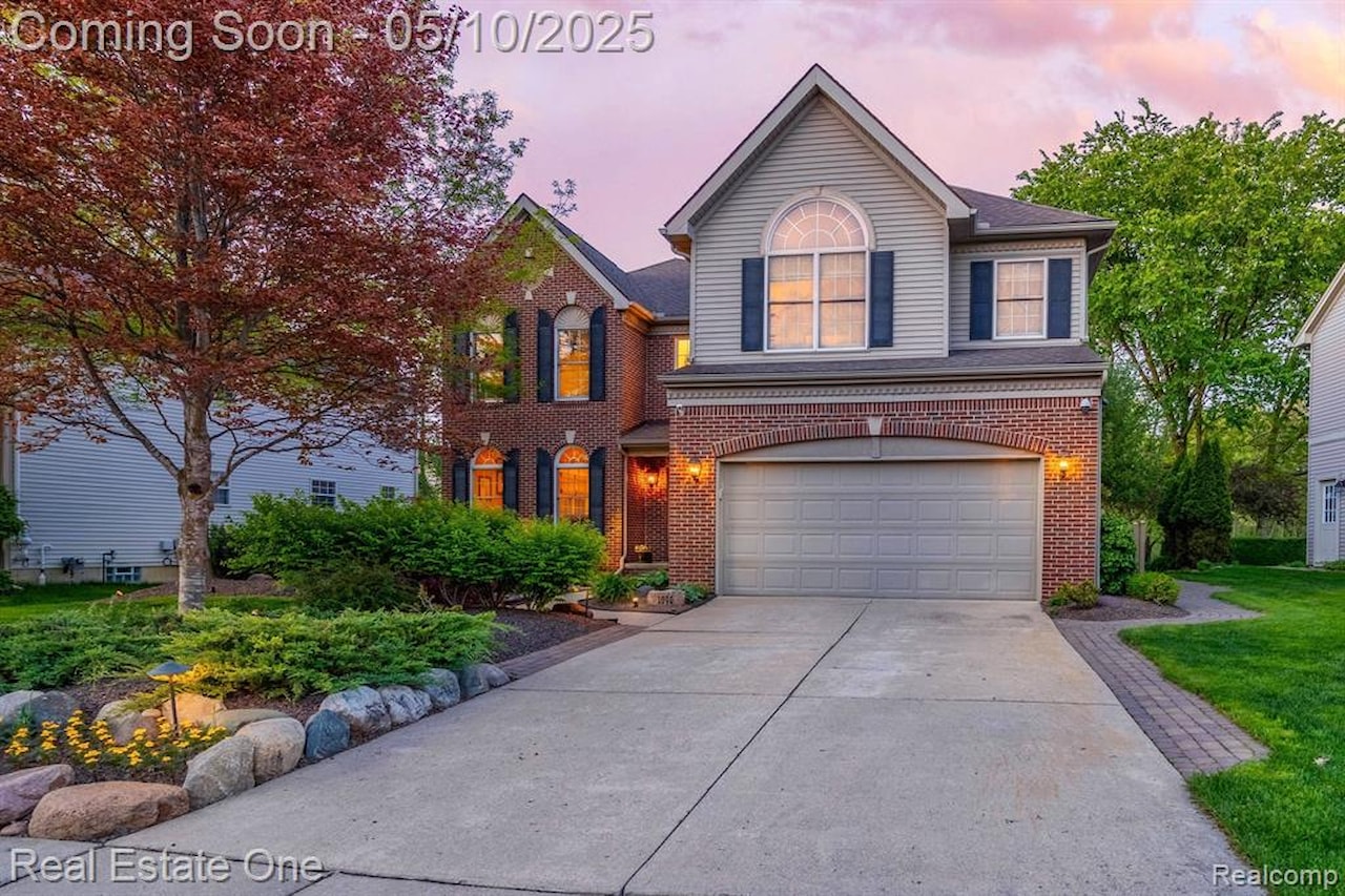 1090 Shetland Dr in South Lyon, MI