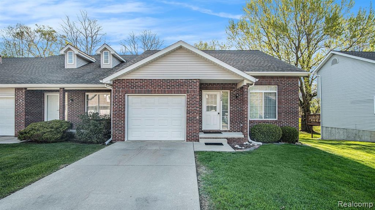 1204 Eastoak Dr in Fenton, MI