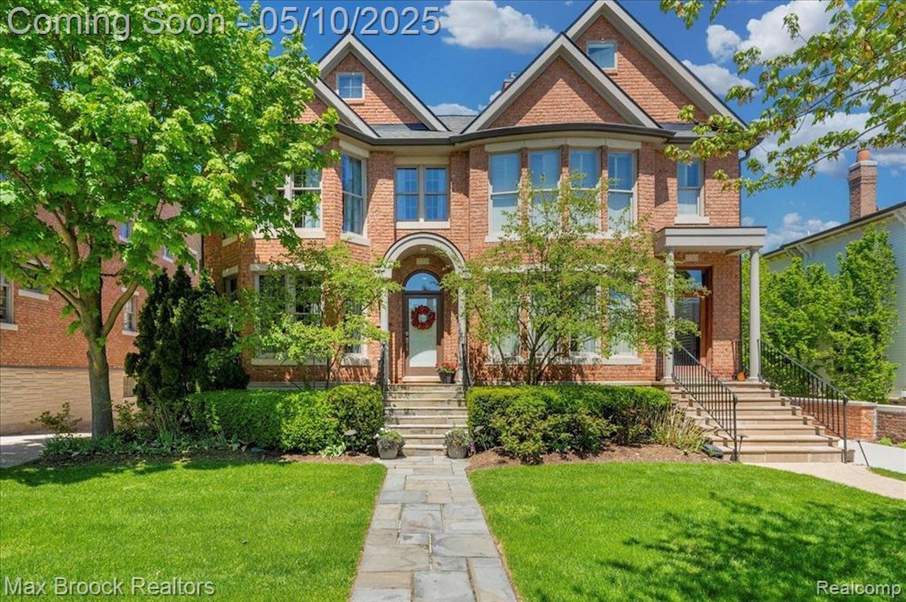 570 Townsend St in Birmingham, MI