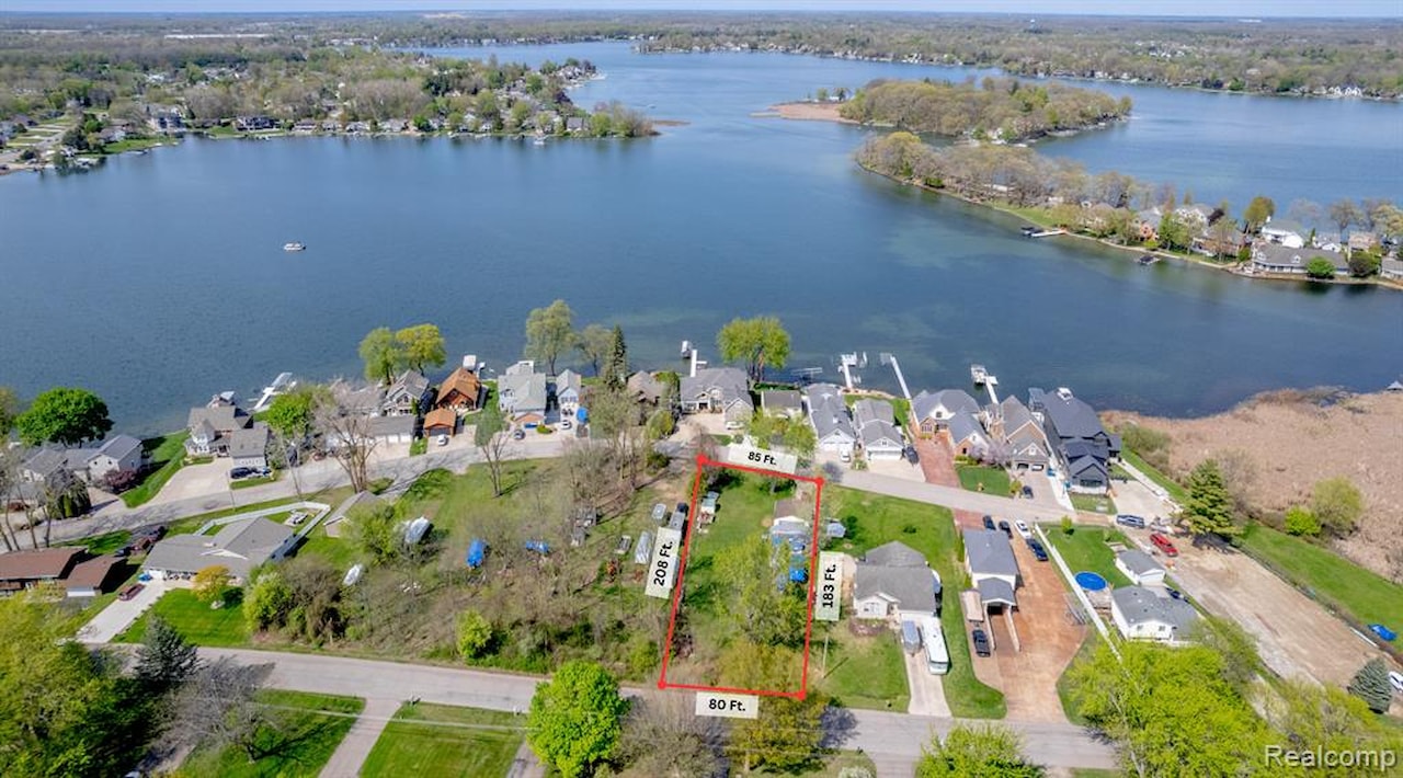 2414 Cranewood Dr in Fenton Twp, MI