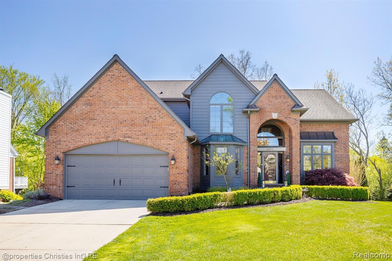 45571 Irvine Dr in Novi, MI