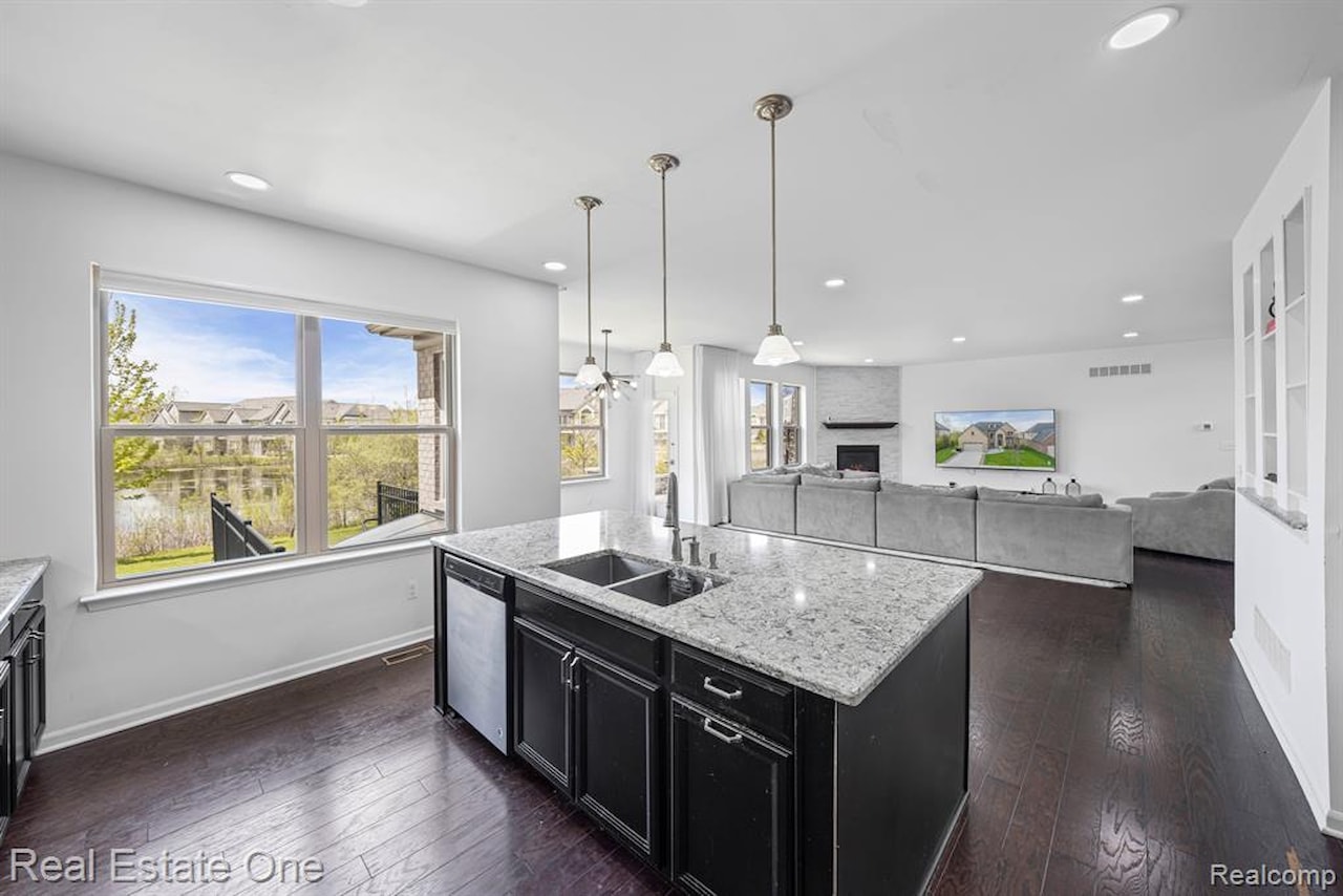 41829 Steinbeck in Novi, MI Photo 4