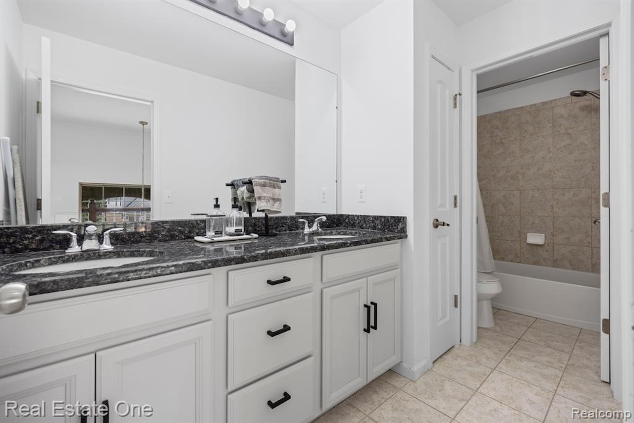 41829 Steinbeck in Novi, MI Photo 25