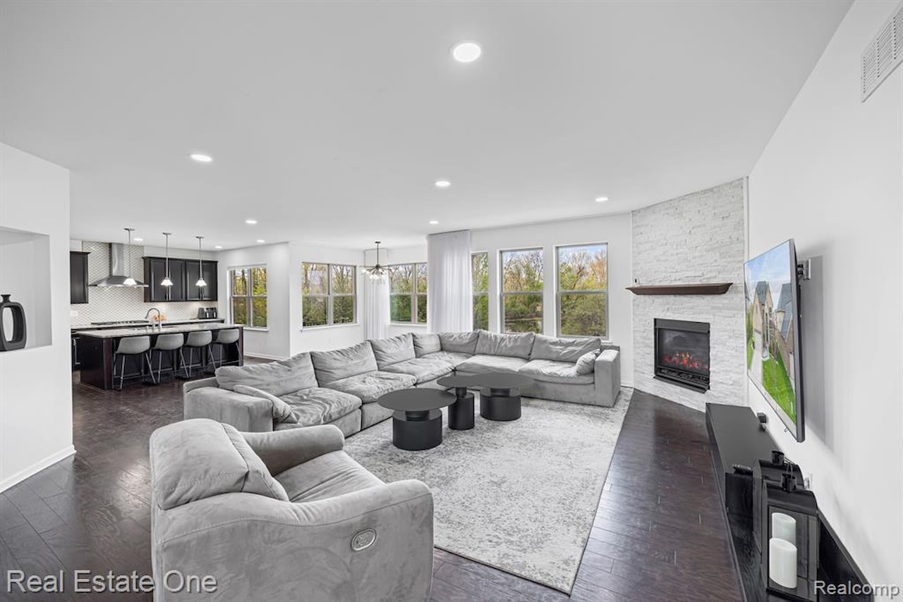 41829 Steinbeck in Novi, MI Photo 13
