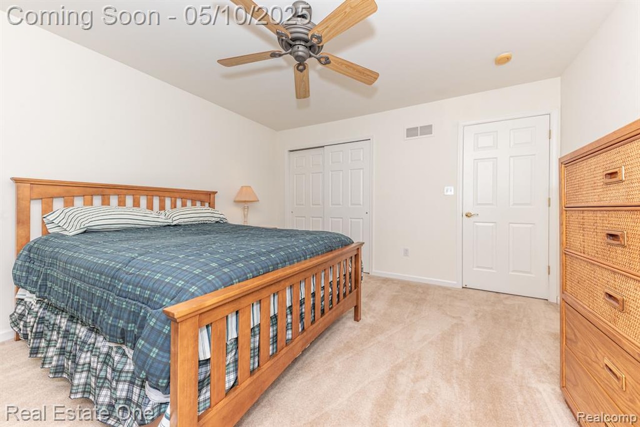 1090 Shetland Dr in South Lyon, MI Photo 29