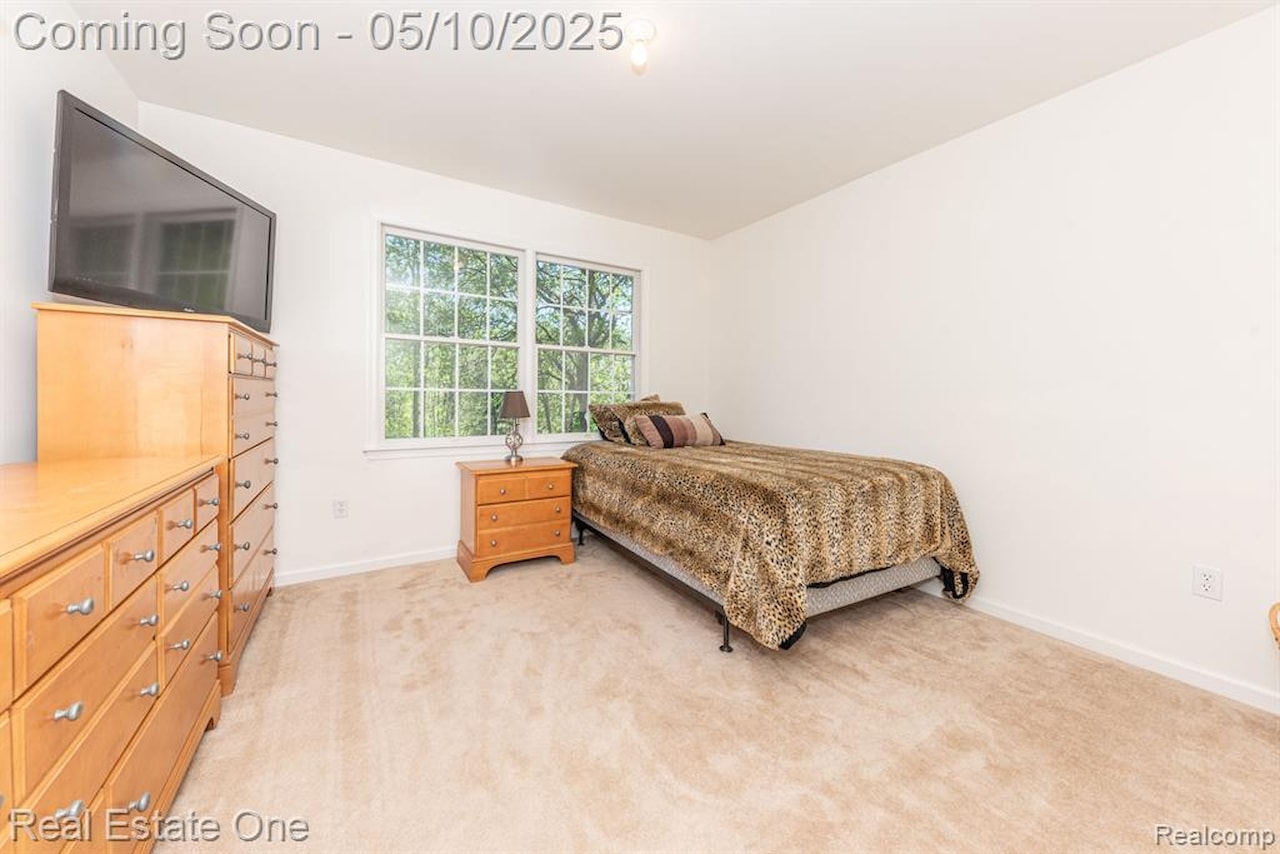 1090 Shetland Dr in South Lyon, MI Photo 32