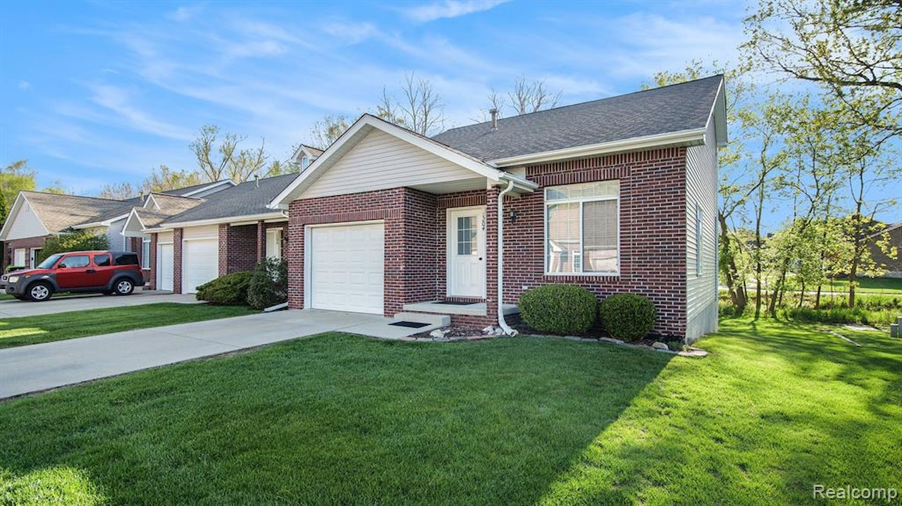 1204 Eastoak Dr in Fenton, MI Photo 2