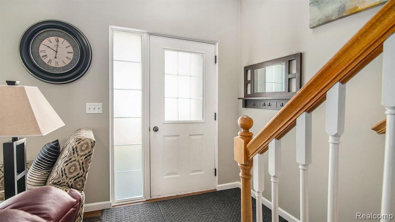 1204 Eastoak Dr in Fenton, MI Photo 3
