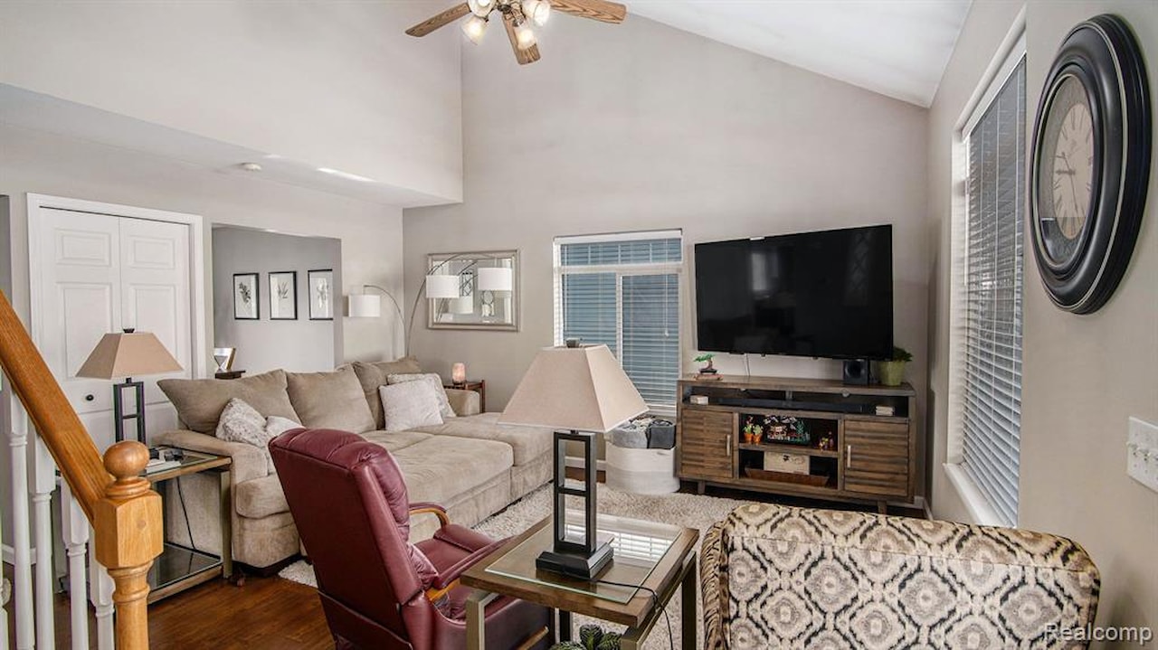 1204 Eastoak Dr in Fenton, MI Photo 4