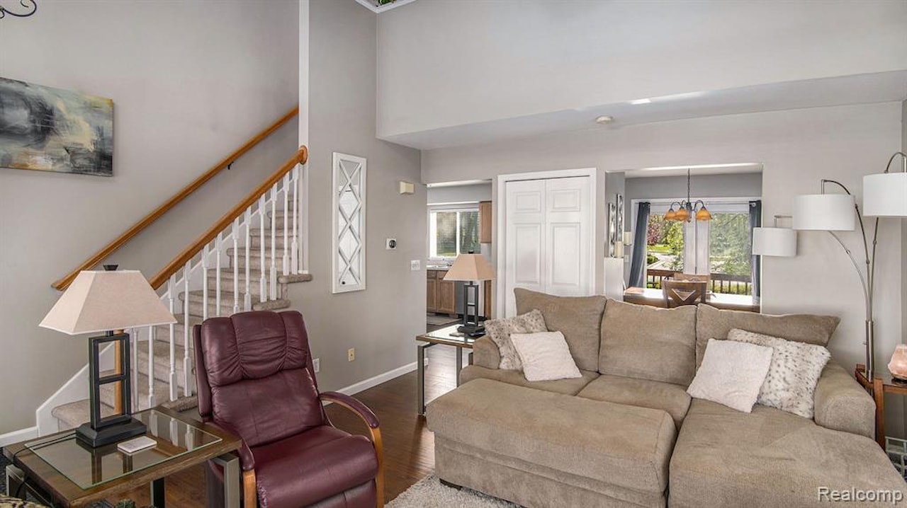 1204 Eastoak Dr in Fenton, MI Photo 5