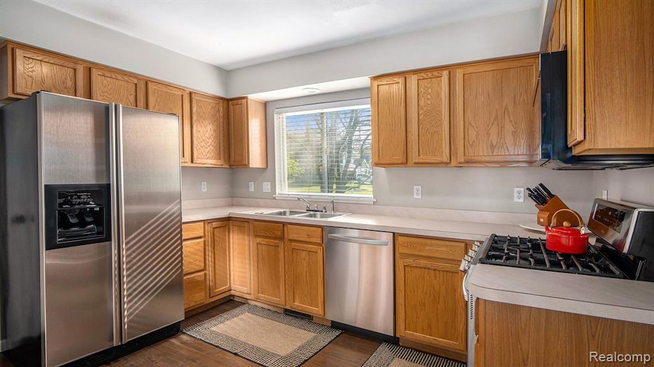 1204 Eastoak Dr in Fenton, MI Photo 7