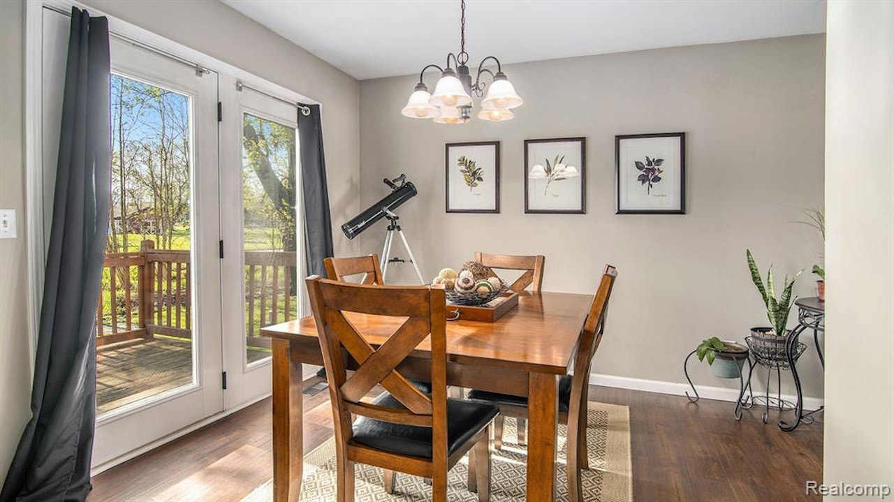 1204 Eastoak Dr in Fenton, MI Photo 8