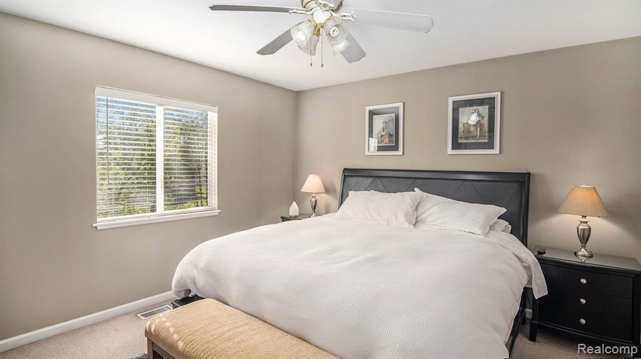1204 Eastoak Dr in Fenton, MI Photo 10