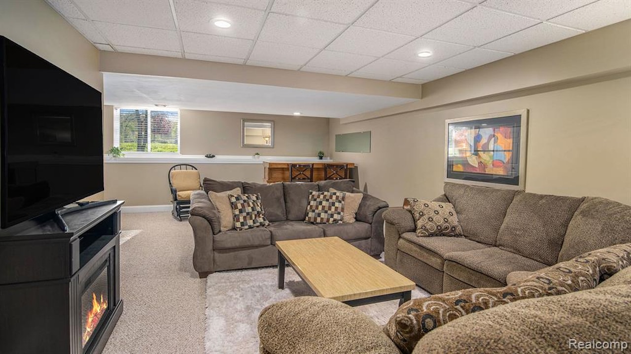 1204 Eastoak Dr in Fenton, MI Photo 13