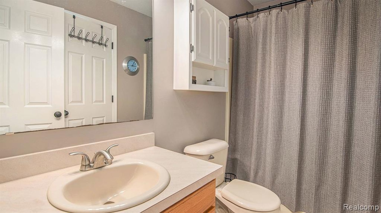 1204 Eastoak Dr in Fenton, MI Photo 15