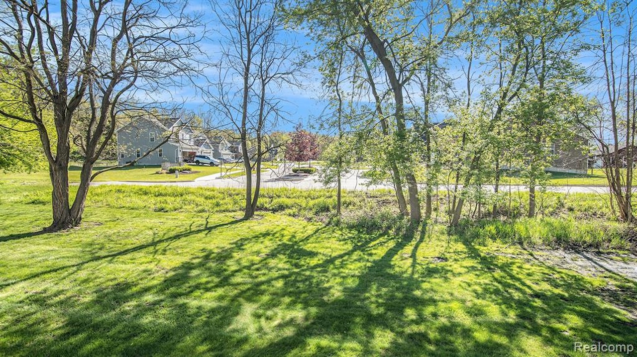 1204 Eastoak Dr in Fenton, MI Photo 17
