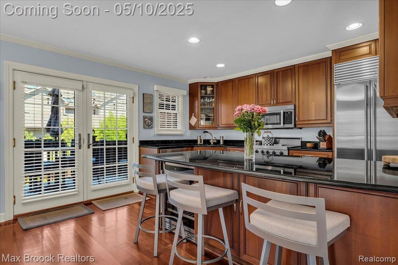 570 Townsend St in Birmingham, MI Photo 8