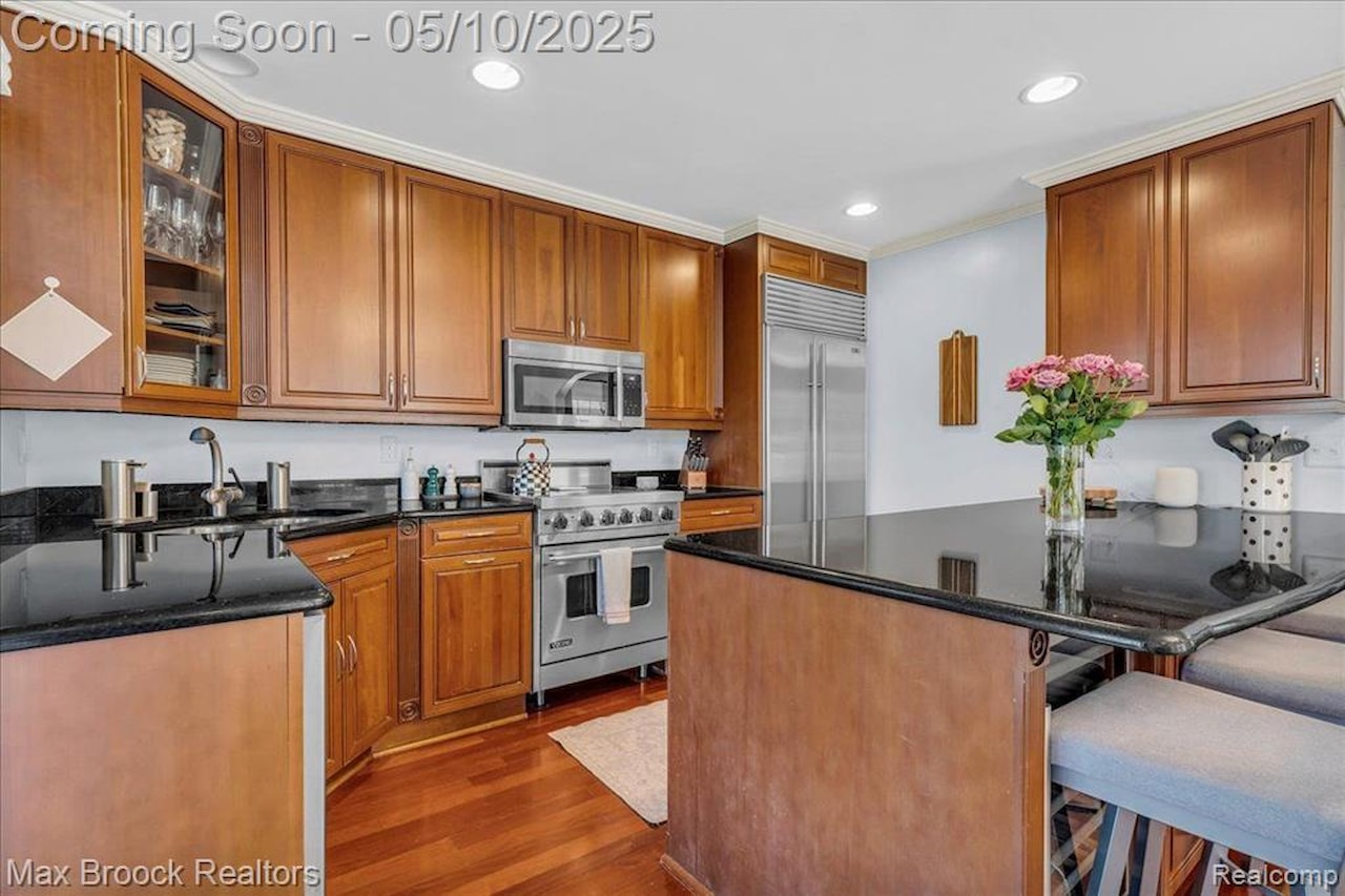 570 Townsend St in Birmingham, MI Photo 9
