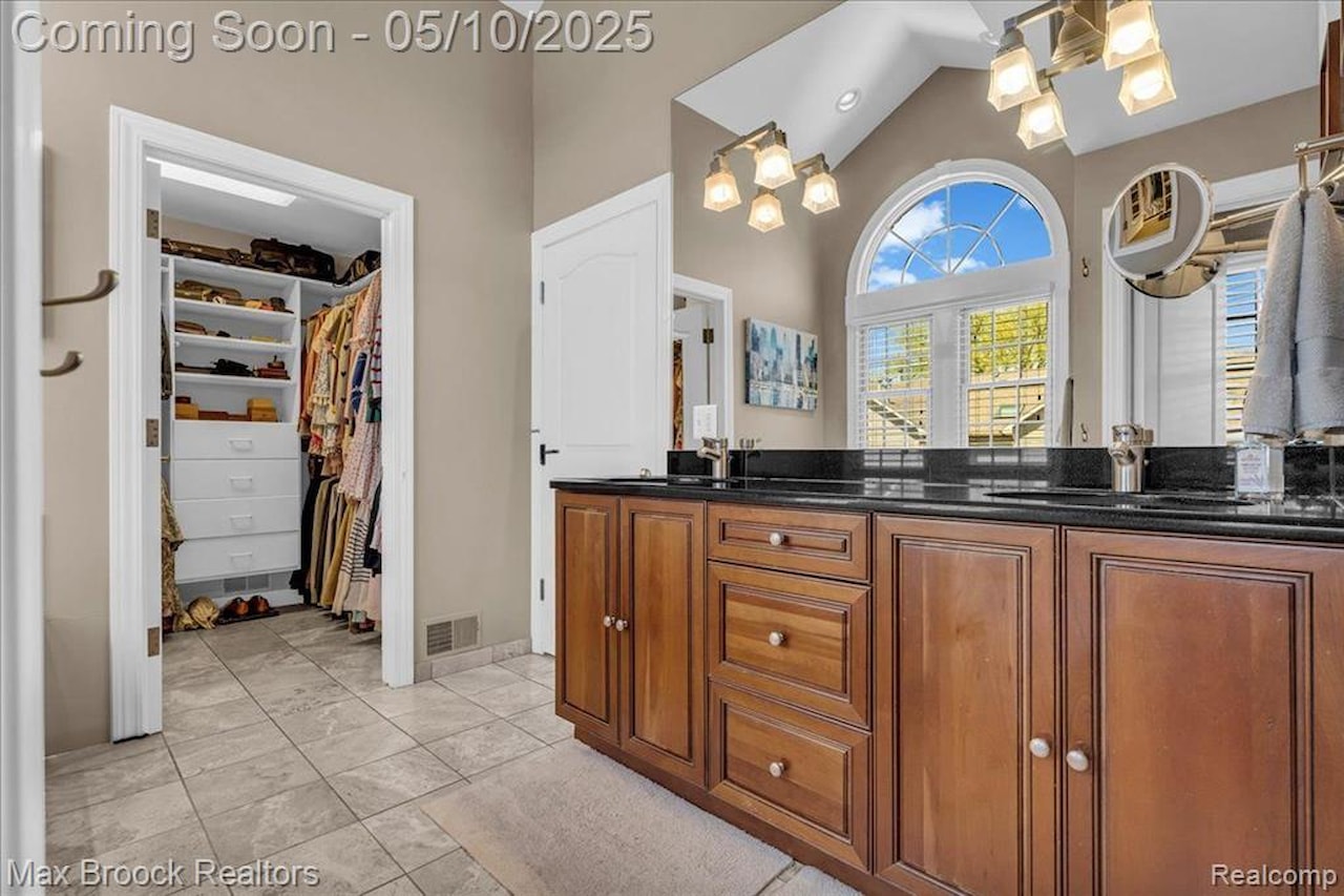 570 Townsend St in Birmingham, MI Photo 17