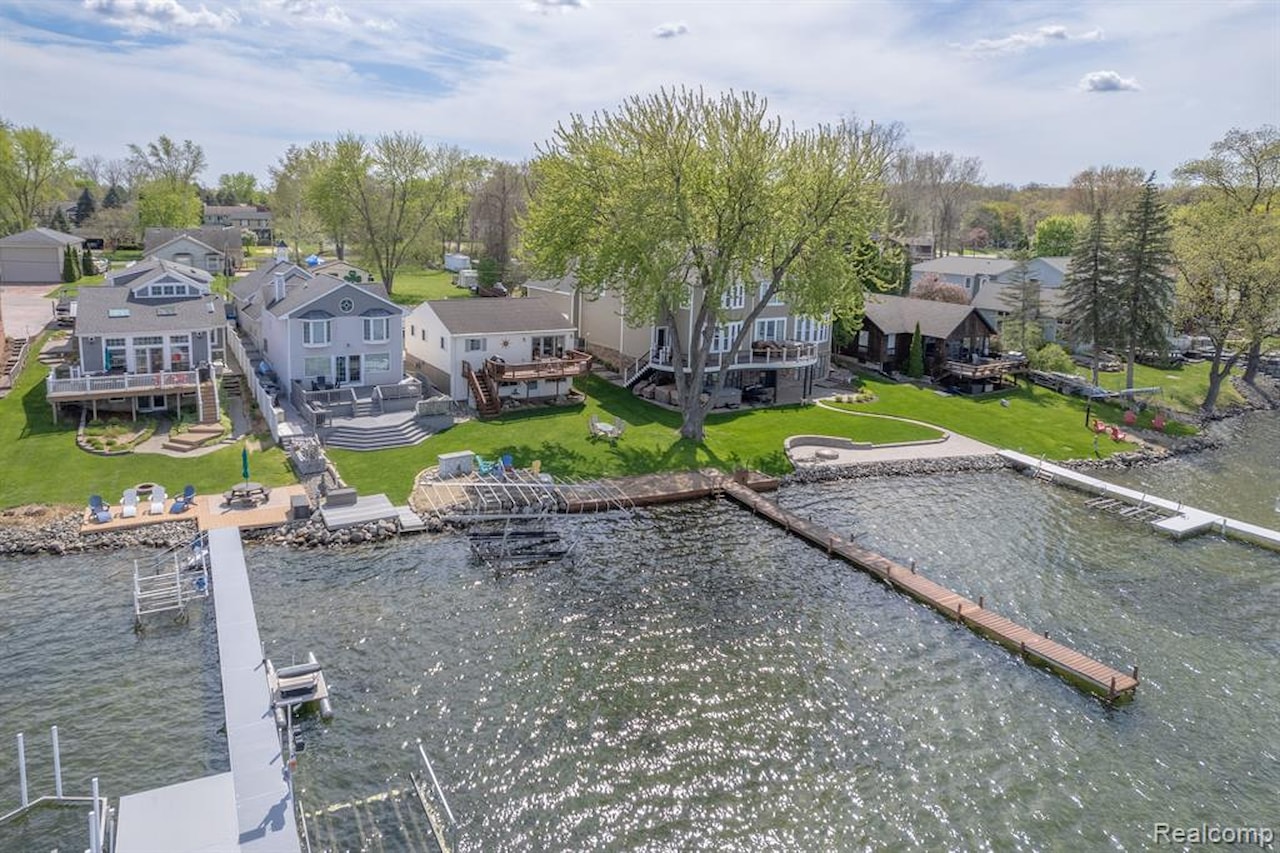 2414 Cranewood Dr in Fenton Twp, MI Photo 17
