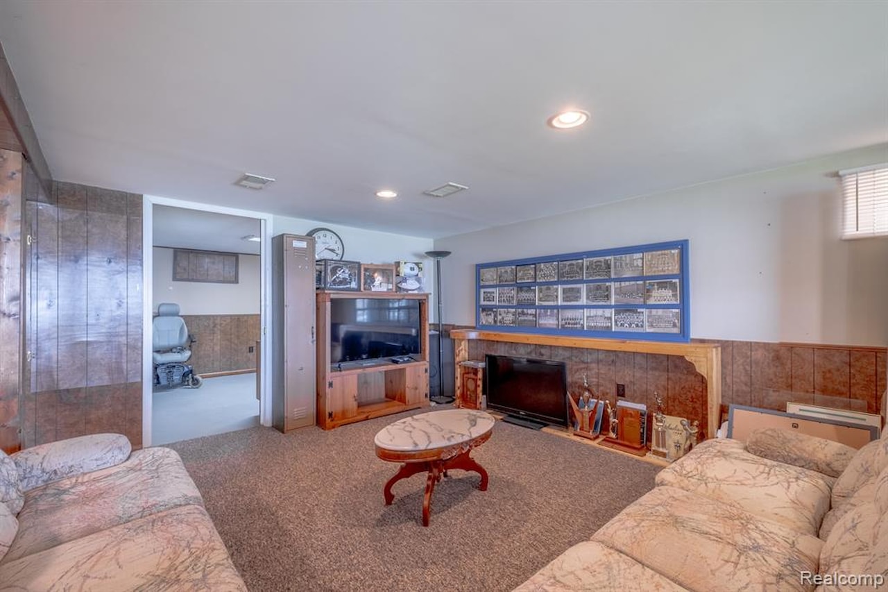 2414 Cranewood Dr in Fenton Twp, MI Photo 14