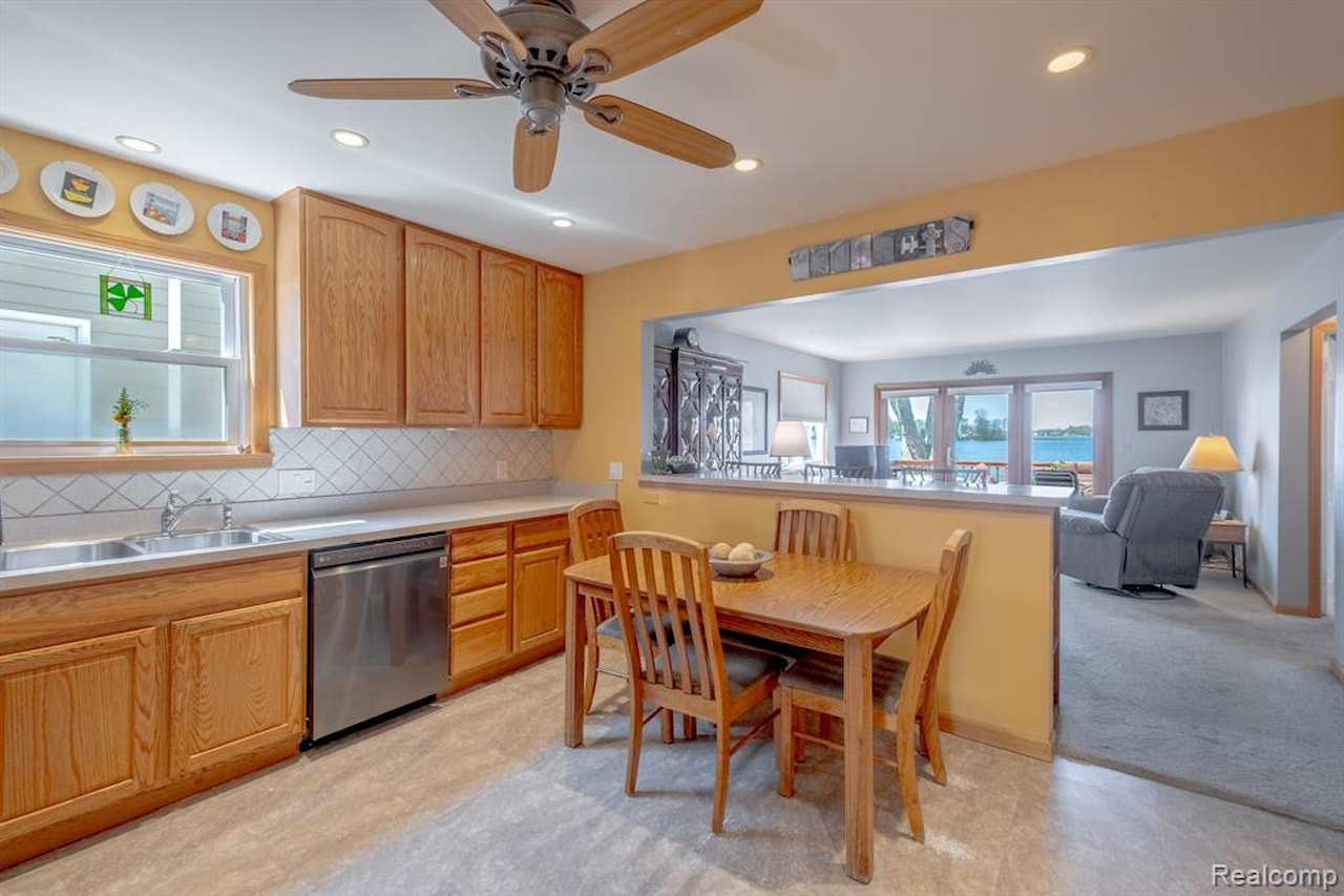 2414 Cranewood Dr in Fenton Twp, MI Photo 5