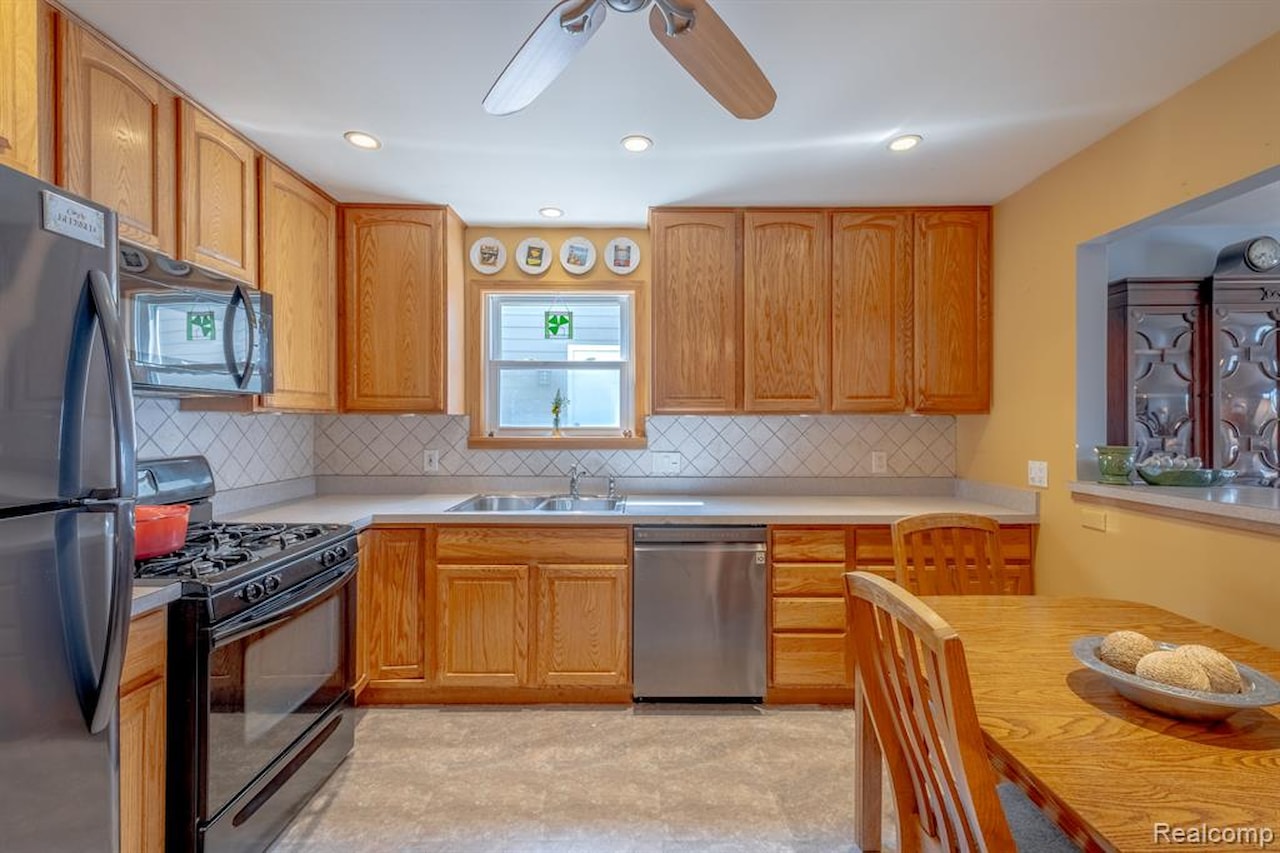 2414 Cranewood Dr in Fenton Twp, MI Photo 7