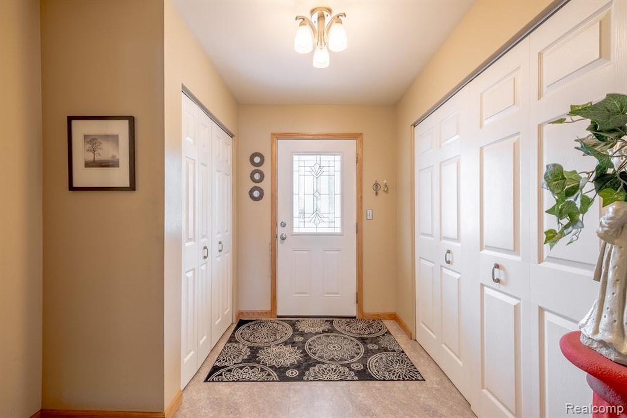 2414 Cranewood Dr in Fenton Twp, MI Photo 4
