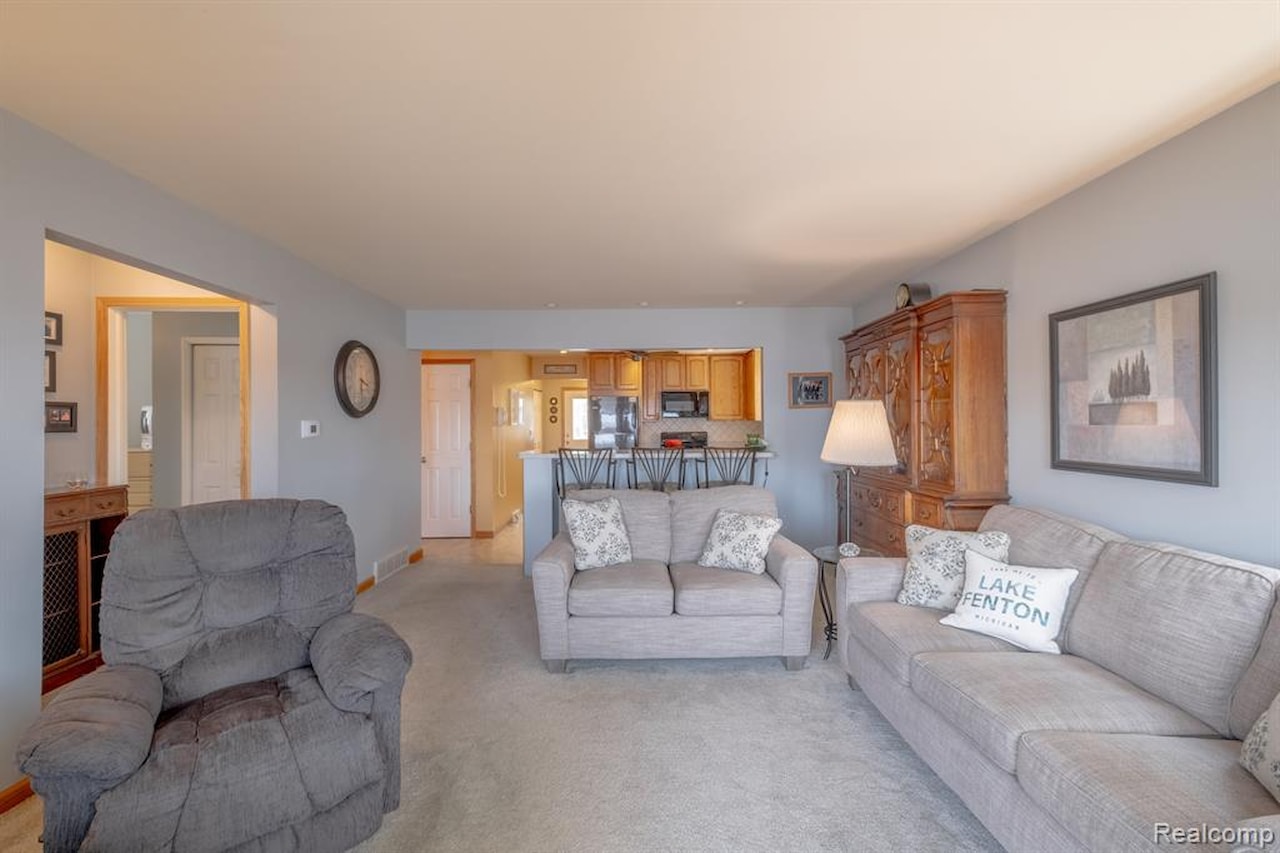 2414 Cranewood Dr in Fenton Twp, MI Photo 9