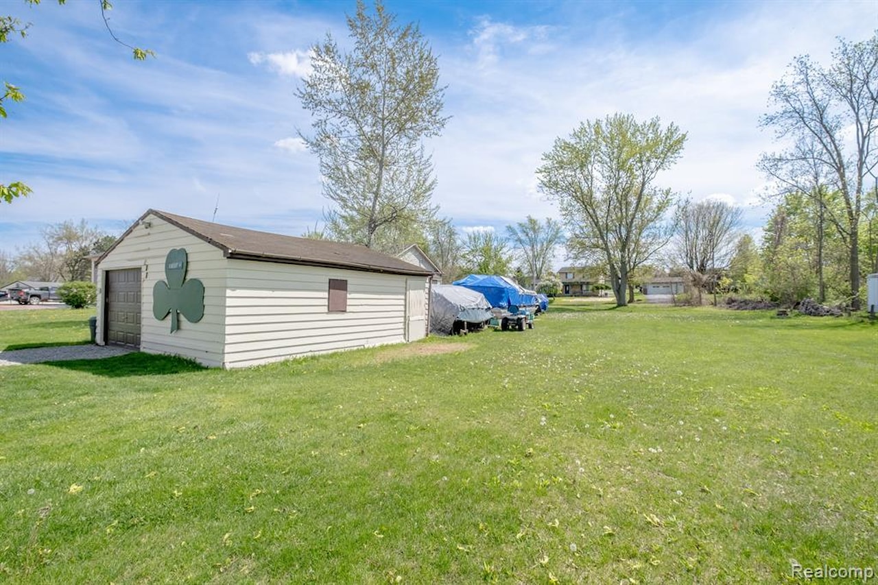 2414 Cranewood Dr in Fenton Twp, MI Photo 16