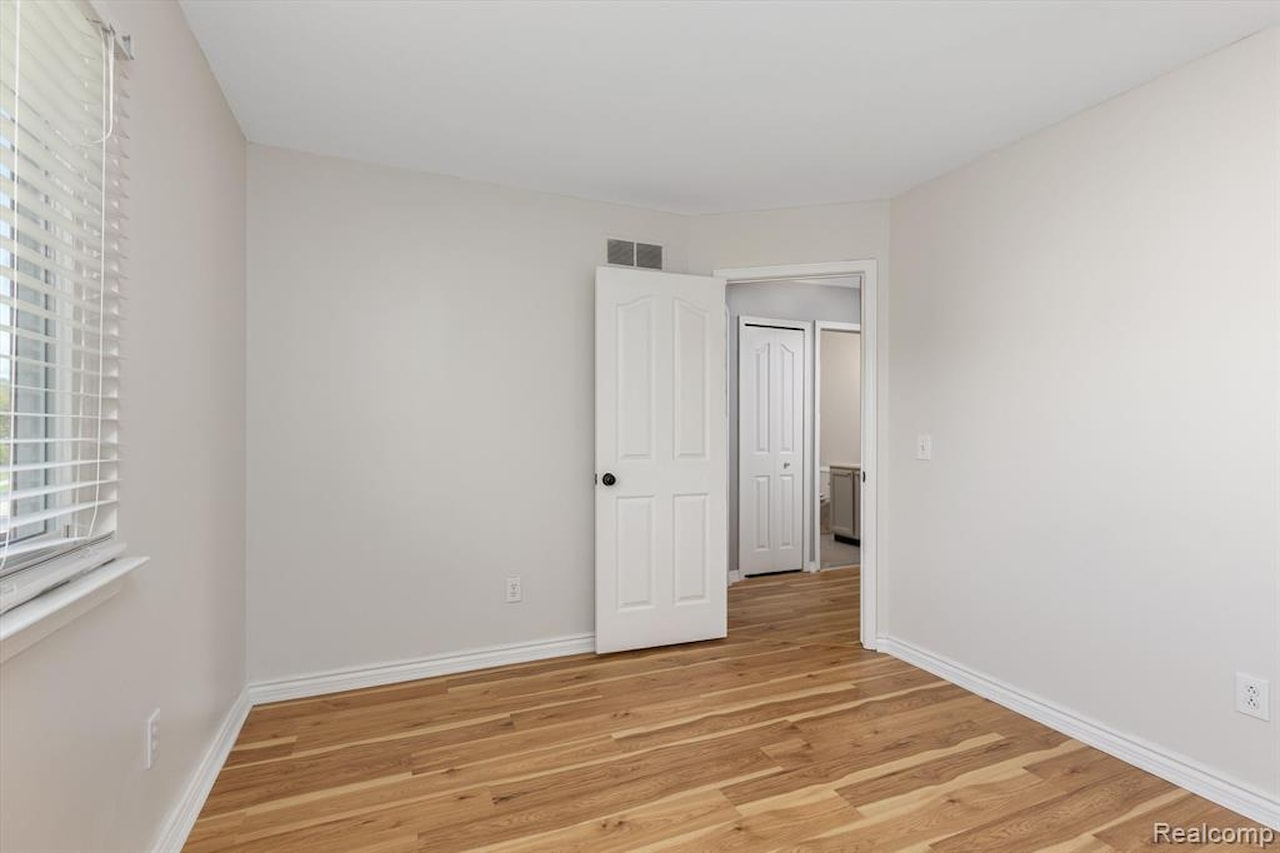 5572 Justin in Ypsilanti Twp, MI Photo 21