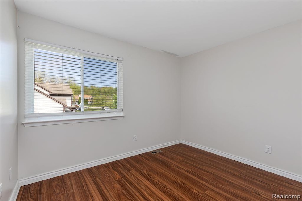 5572 Justin in Ypsilanti Twp, MI Photo 22