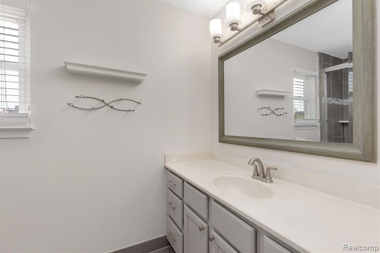 5572 Justin in Ypsilanti Twp, MI Photo 29