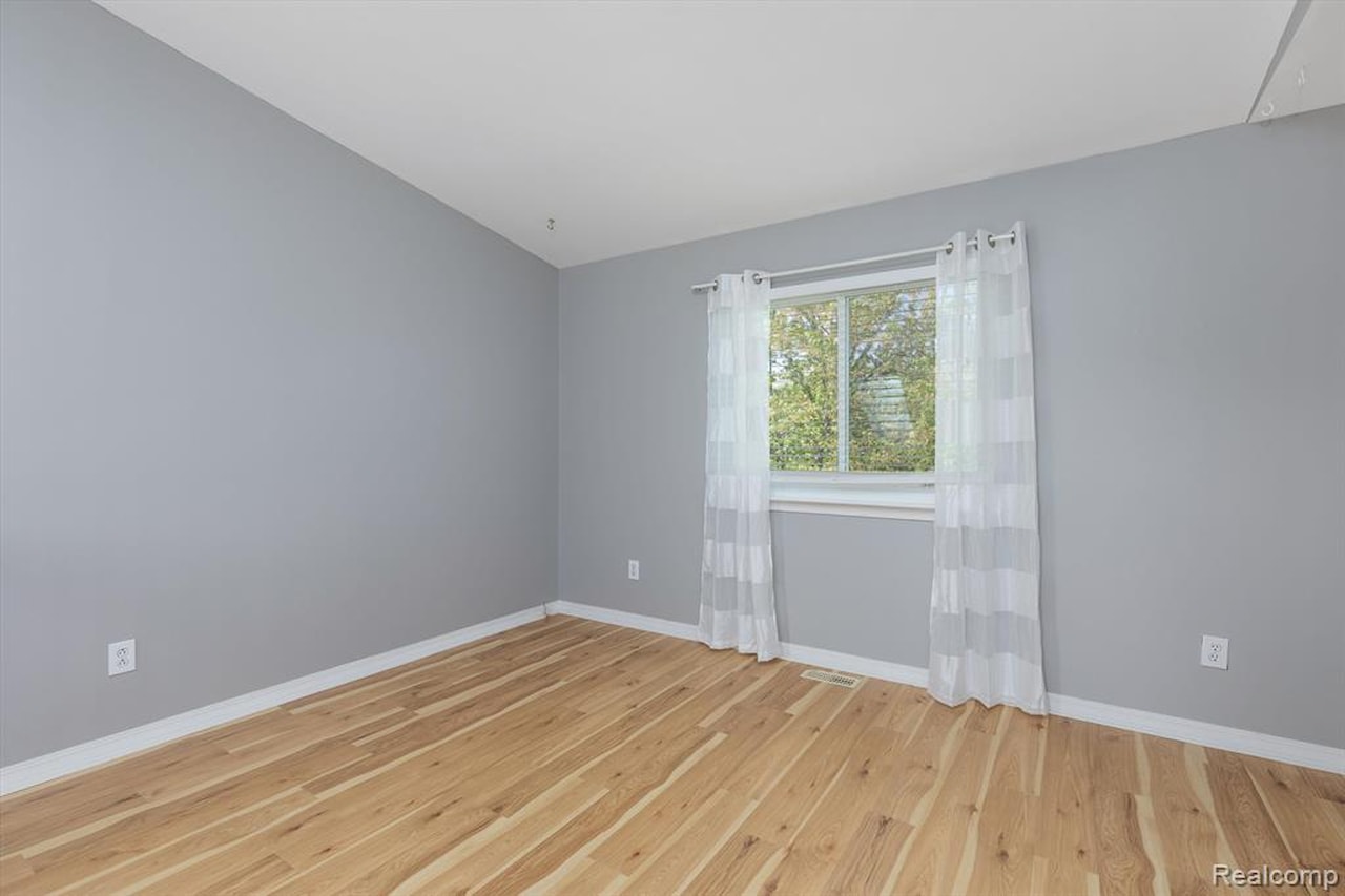5572 Justin in Ypsilanti Twp, MI Photo 32