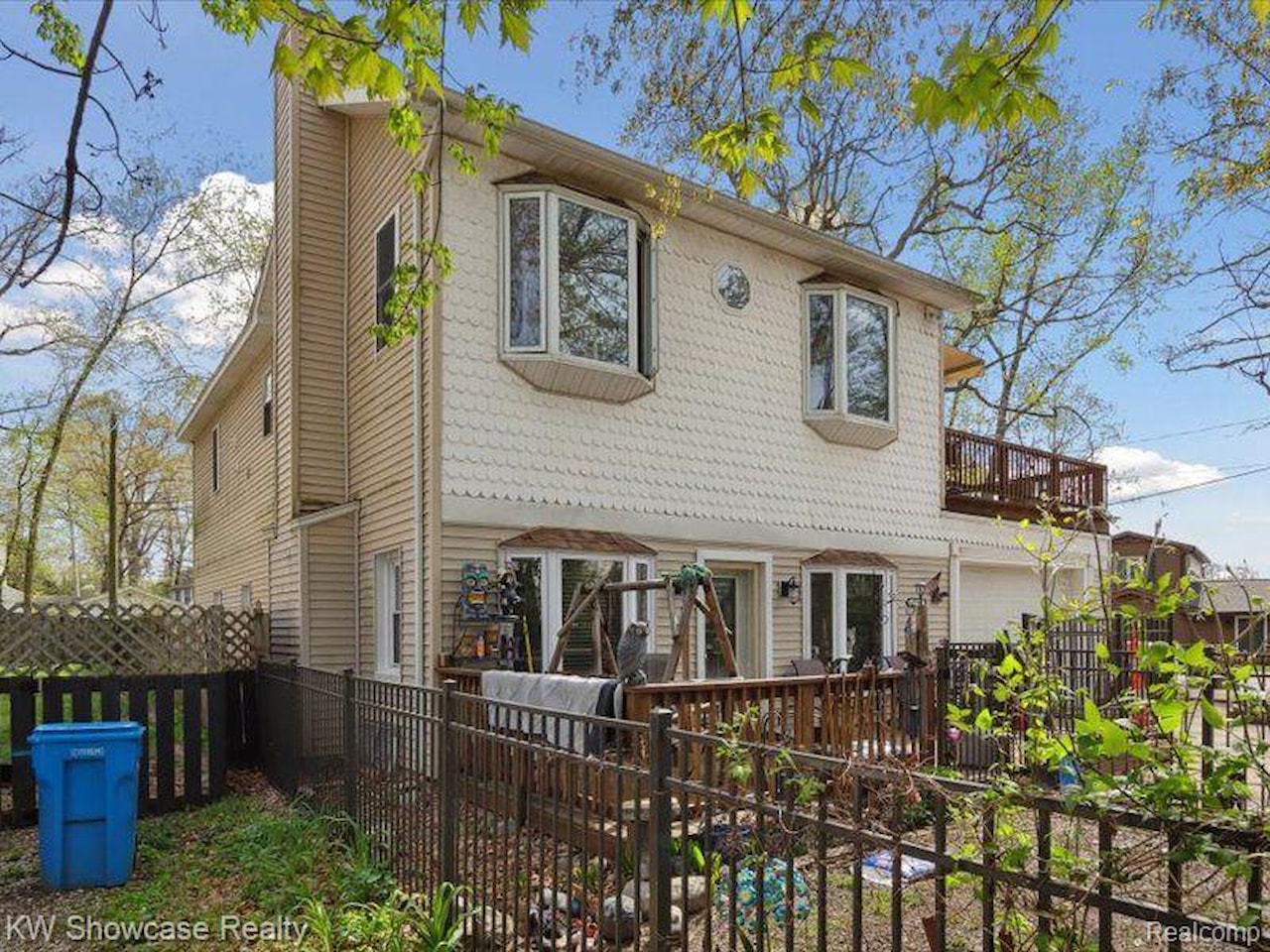 1735 Wickham in Commerce Twp, MI Photo 4