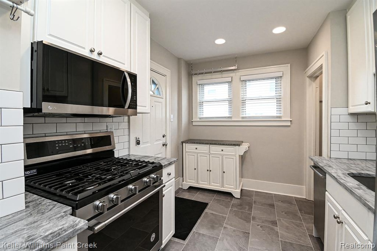 606 N Center St in Royal Oak, MI Photo 18