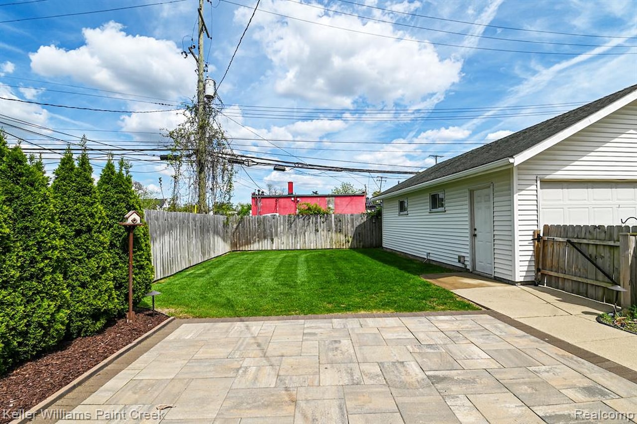 606 N Center St in Royal Oak, MI Photo 42