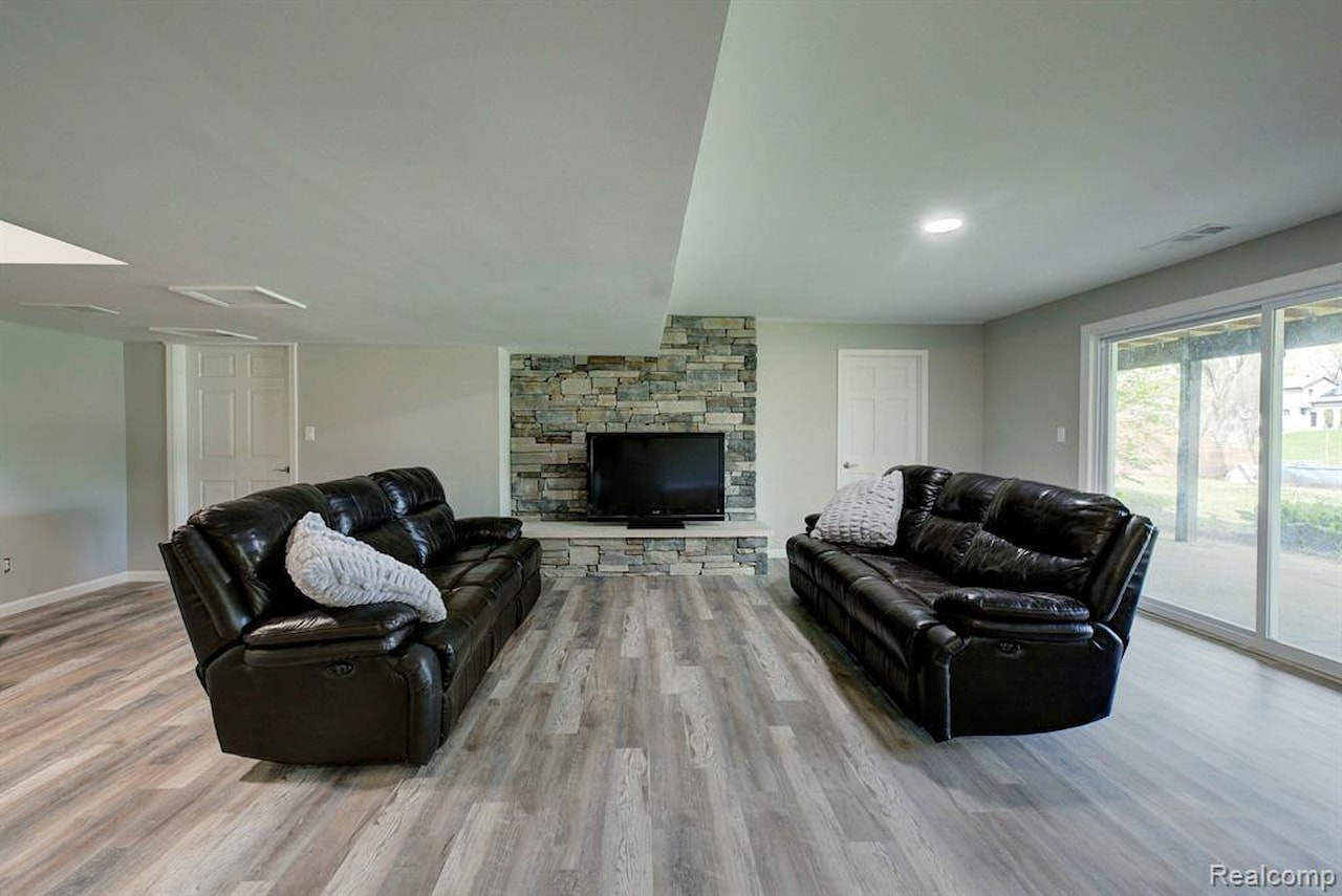 3978 Chanda in Highland Twp, MI Photo 40