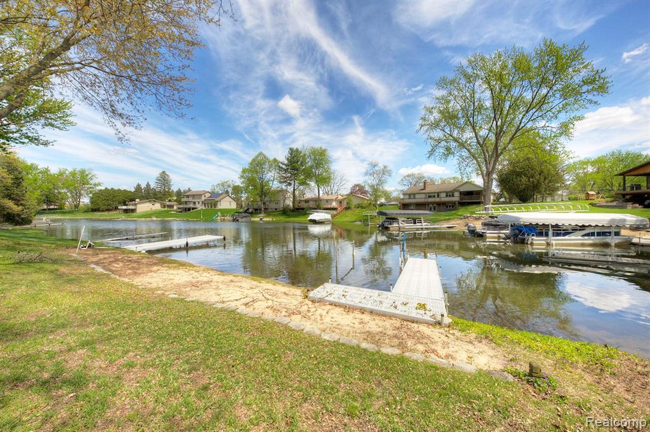 3978 Chanda in Highland Twp, MI Photo 57