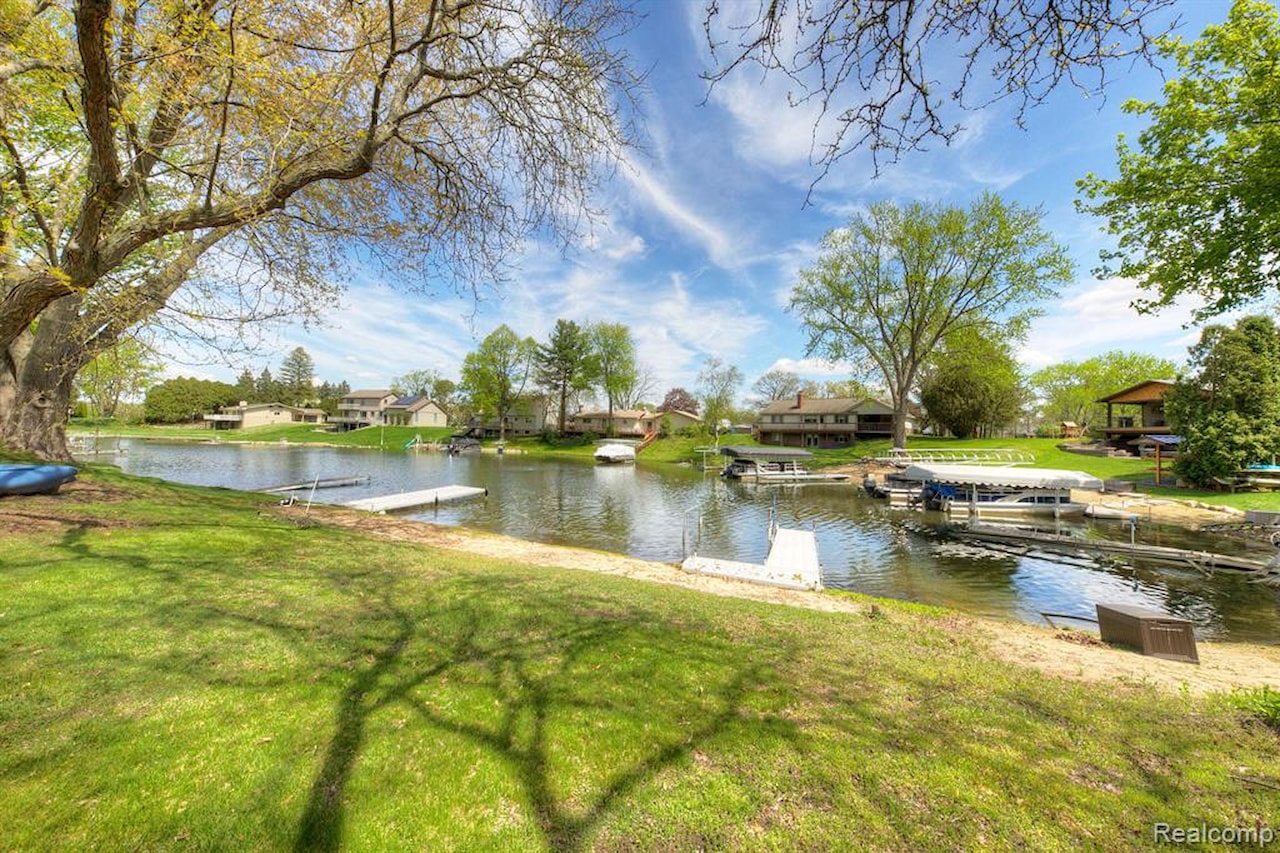 3978 Chanda in Highland Twp, MI Photo 60