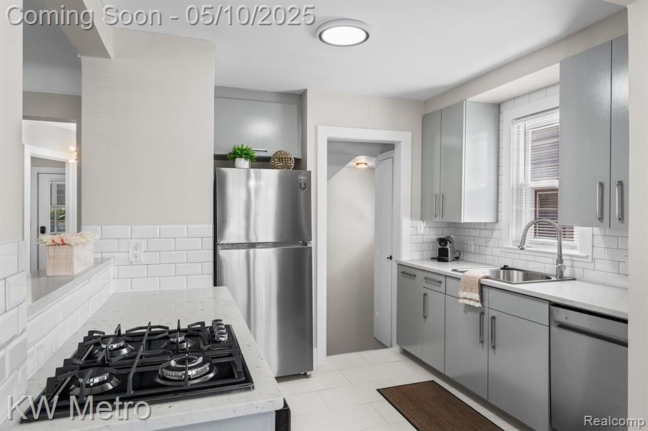 3110 Ellwood Ave in Berkley, MI Photo 9