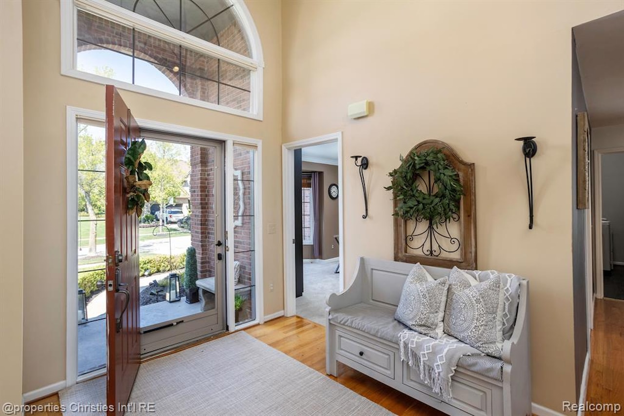 45571 Irvine Dr in Novi, MI Photo 5